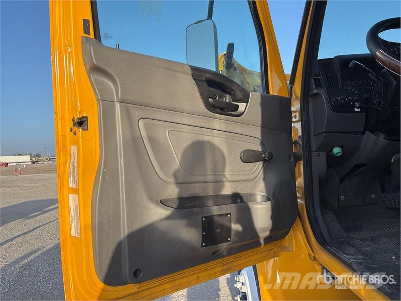 International MV607 4x2 Van Truck Furgoonautod