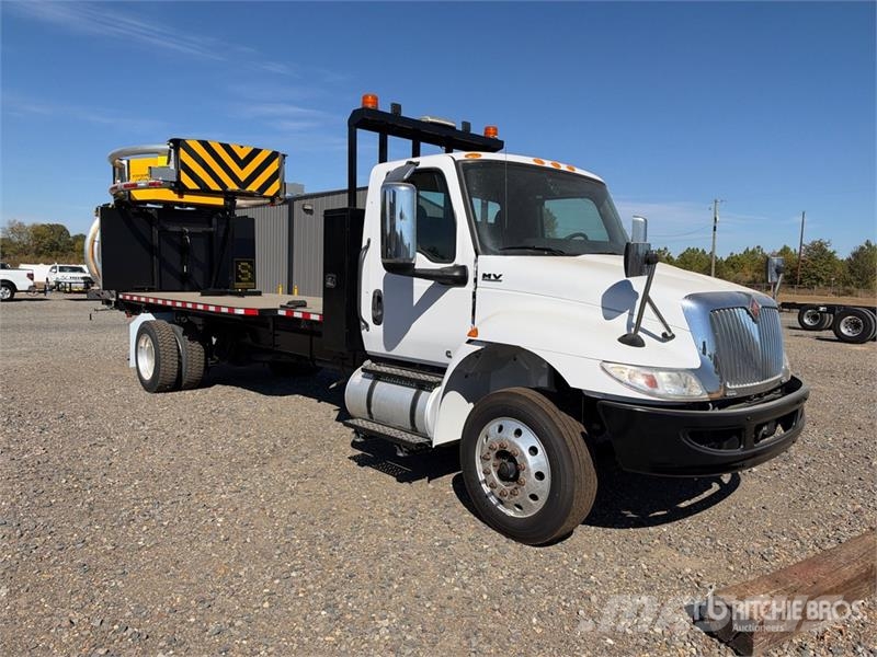 International MV607 4x2 Attenuator Truck Общински/универсални превозни средства
