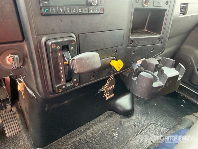 International MV607 4x2 Van Truck Camiones con caja de remolque