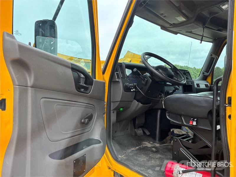 International MV607 4x2 Van Truck Tovornjaki zabojniki