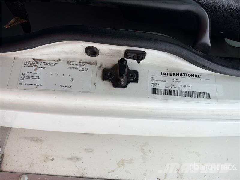 International MV607 4x2 Van Truck Camiones con caja de remolque
