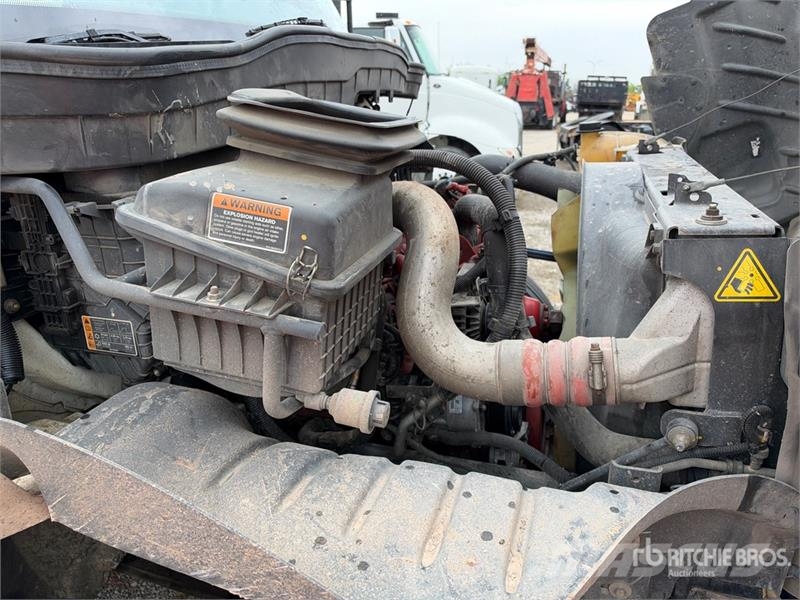 International MV607 4x2 Van Truck Camiones con caja de remolque