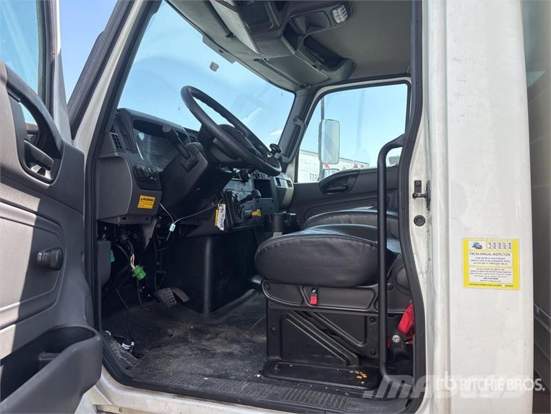 International MV607 4x2 Van Truck (Inoperable) Kofferaufbau