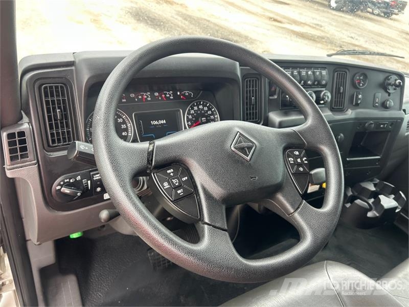 International MV607 4x2 Van Truck Furgons