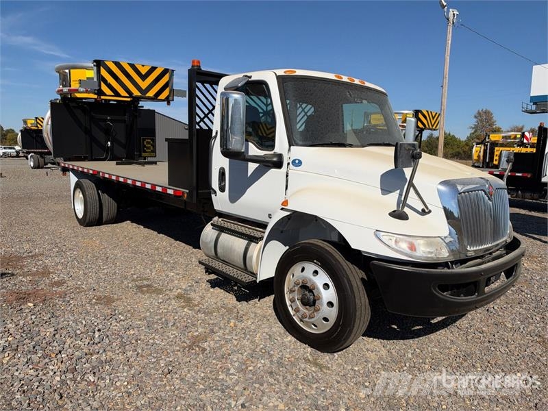 International MV607 4x2 Attenuator Truck Общински/универсални превозни средства