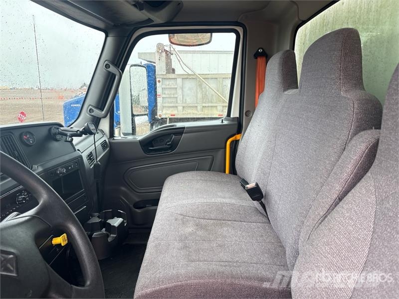 International MV607 4x2 Van Truck Autocamioane