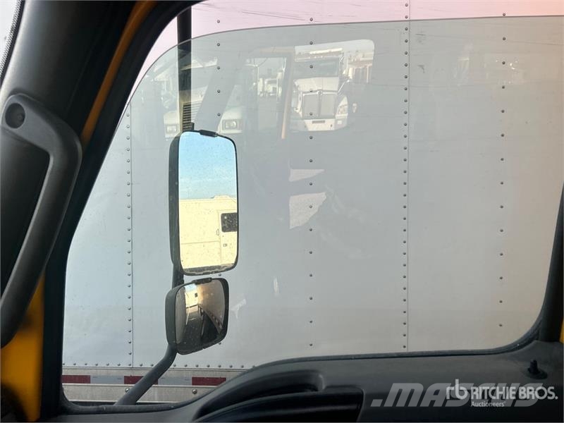 International MV607 4x2 Moving Van Truck Фургони