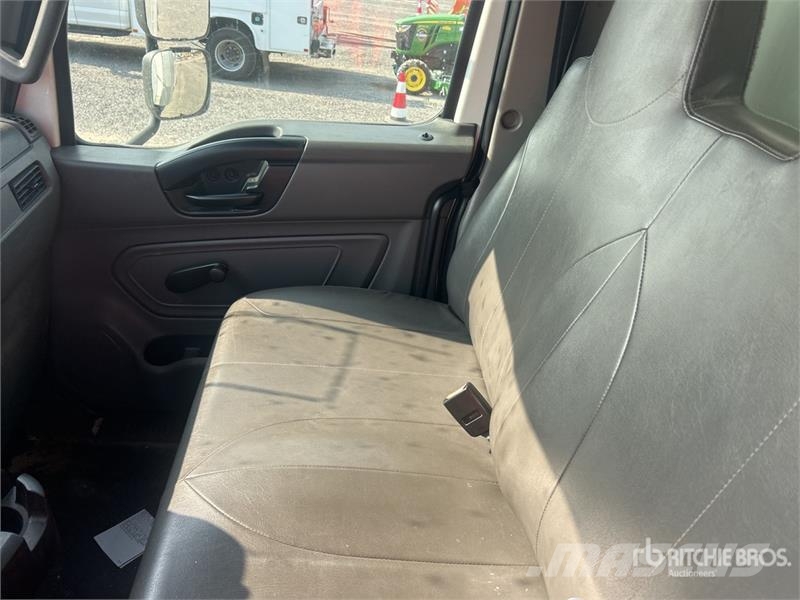 International MV607 4x2 Van Truck Camiones caja cerrada