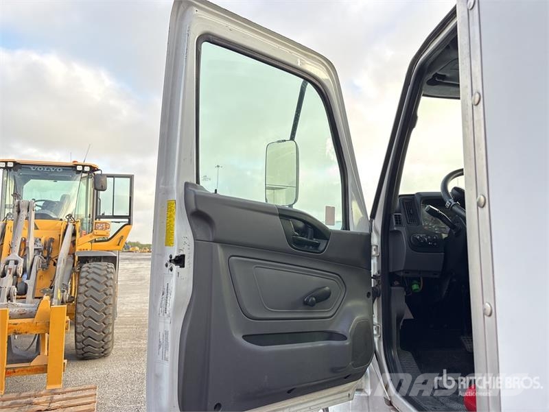 International MV607 4x2 Van Truck Umpikorikuorma-autot