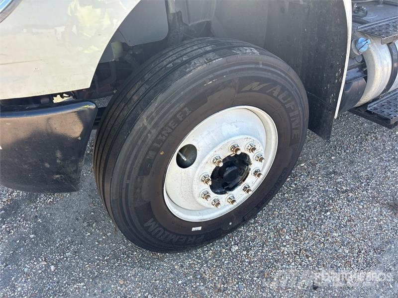 International MV607 4x2 Van Truck (Inoperable) Fast kasse