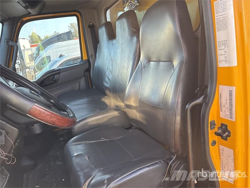 International MV607 4x2 Van Truck Furgoonautod