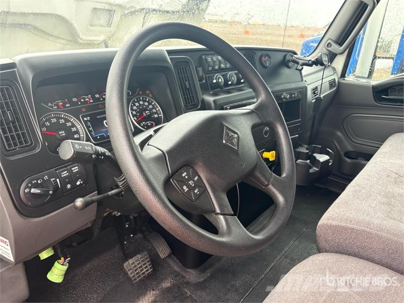 International MV607 4x2 Van Truck Autocamioane