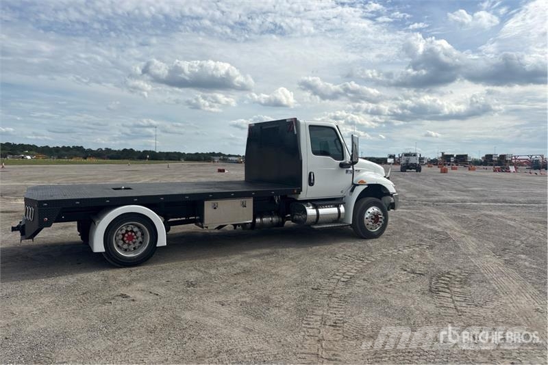 International MV607 4x2 Flatbed Truck Tovornjaki s kesonom/platojem