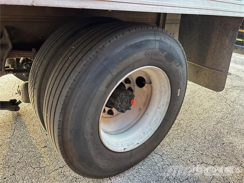 International MV607 4x2 Van Truck Umpikorikuorma-autot