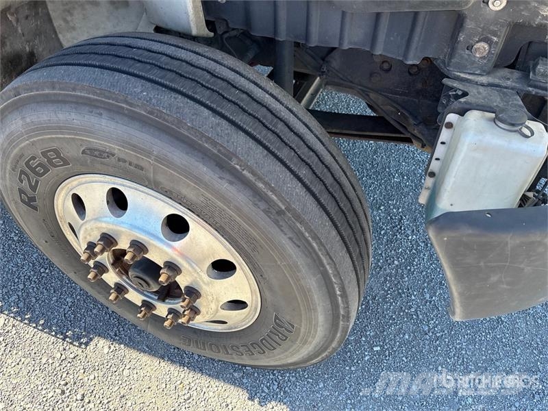International MV607 4x2 Van Truck Tovornjaki zabojniki