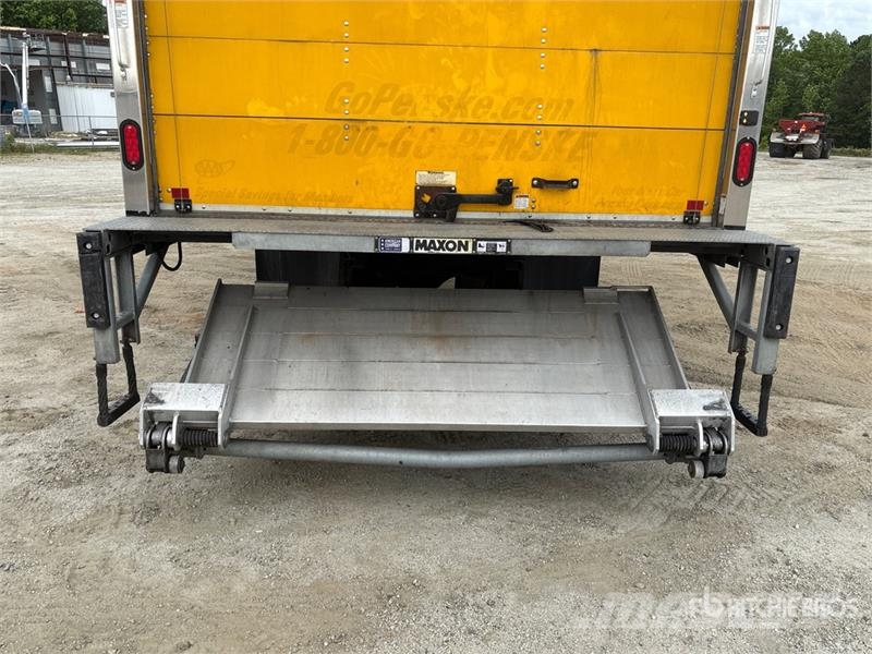 International MV607 4x2 Van Truck Tovornjaki zabojniki
