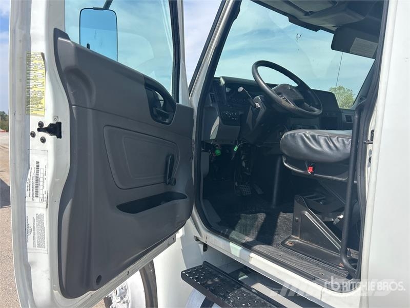 International MV607 4x2 Van Truck Umpikorikuorma-autot