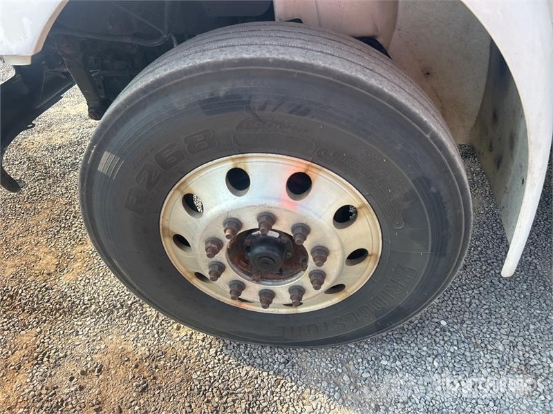 International MV607 4x2 Van Truck Camiones caja cerrada
