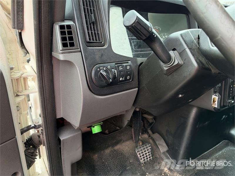 International MV607 4x2 Van Truck Camiones con caja de remolque