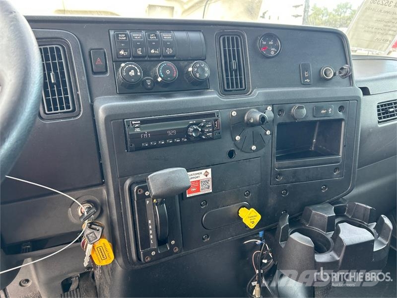 International MV607 4x2 Van Truck Camion cassonati