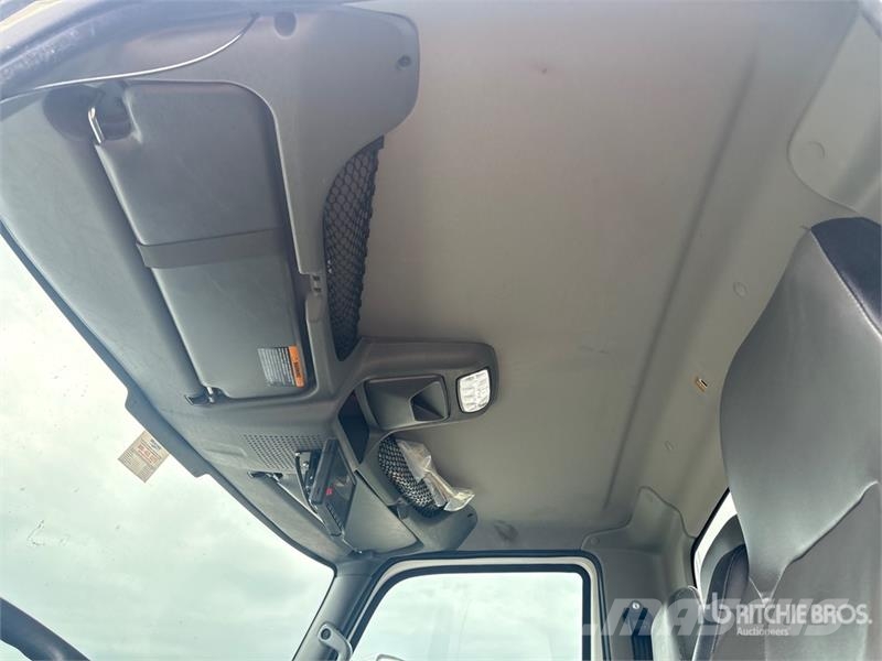 International MV607 4x2 Van Truck Caminhões baú