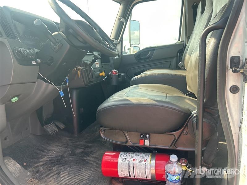 International MV607 4x2 Van Truck Camiones caja cerrada