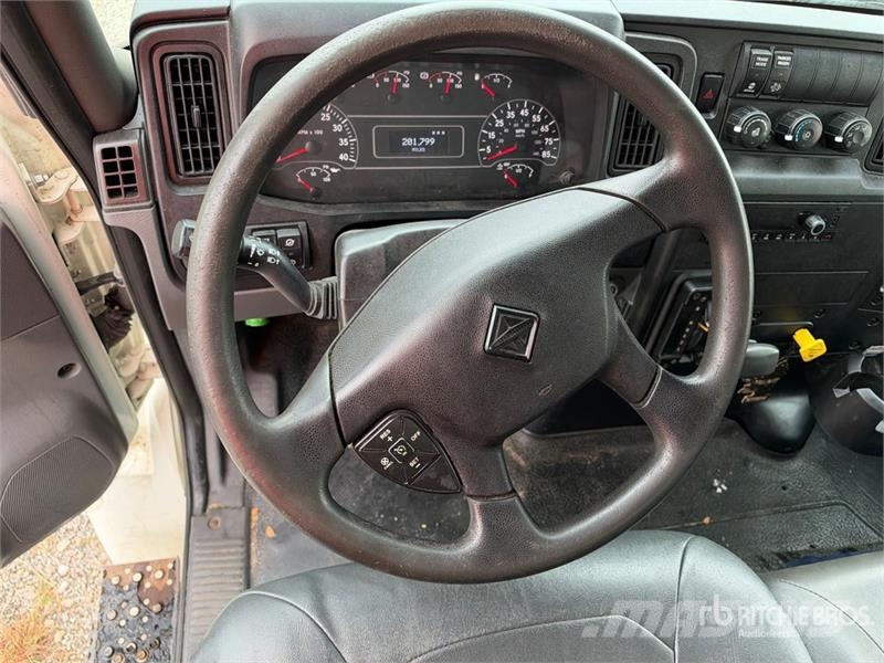 International MV607 4x2 Van Truck Camiones con caja de remolque