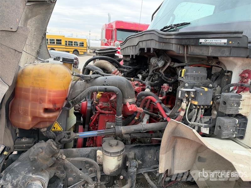International MV607 4x2 Van Truck Camiones con caja de remolque