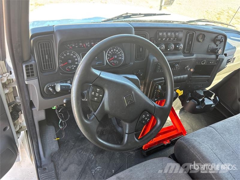 International MV607 4x2 Van Truck (Inoperable) Fast kasse