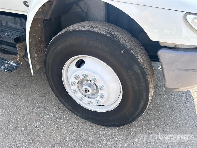 International MV607 4x2 Van Truck Umpikorikuorma-autot