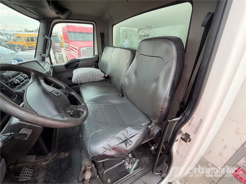 International MV607 4x2 Van Truck Camiones con caja de remolque