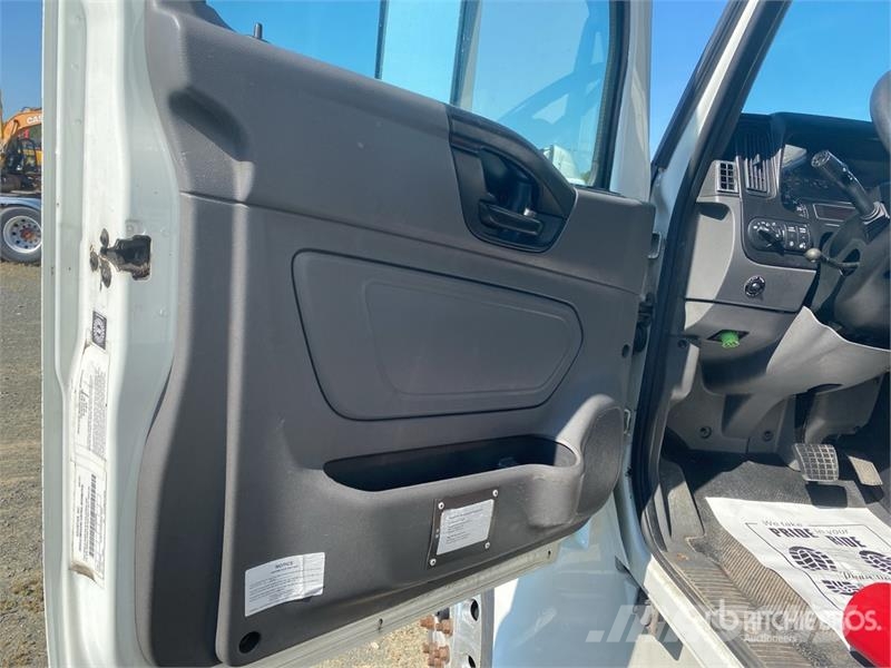 International MV607 4x2 Van Truck Camiões de caixa fechada