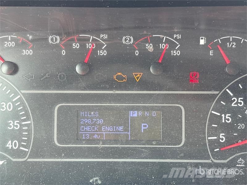 International MV607 4x2 Van Truck 貨箱式卡車