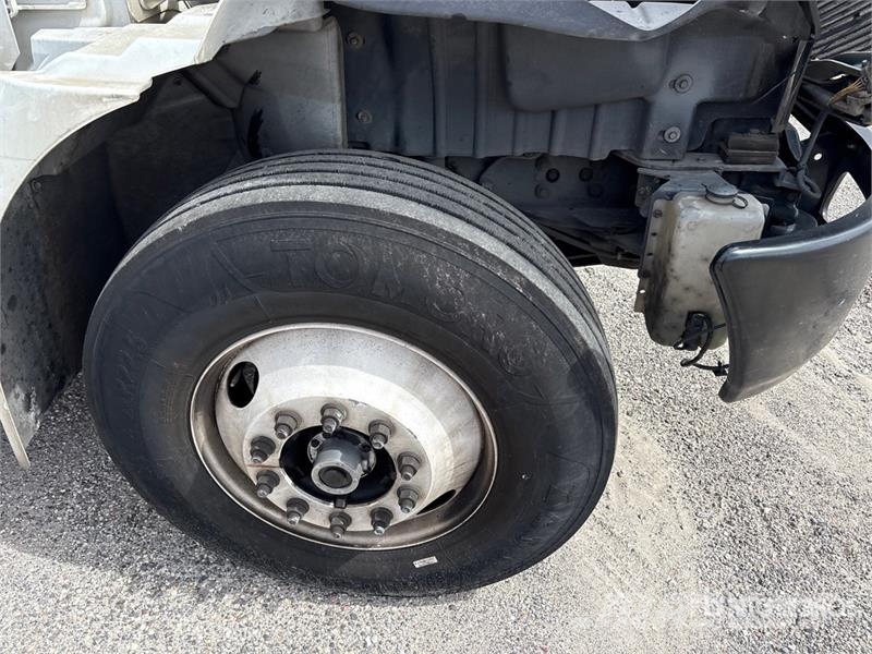 International MV607 4x2 Van Truck 貨箱式卡車