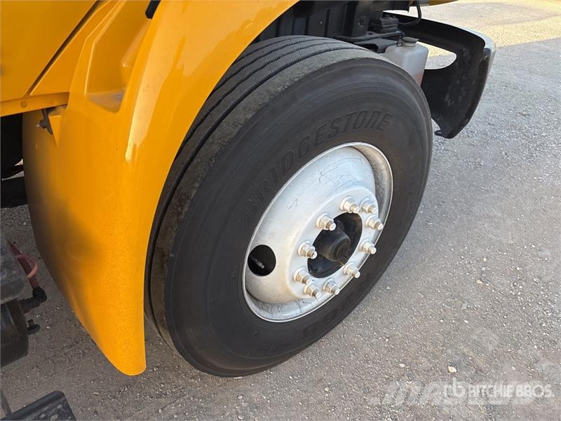 International MV607 4x2 Van Truck Furgoonautod
