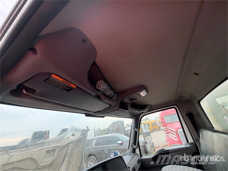 International MV607 4x2 Van Truck Camiones con caja de remolque