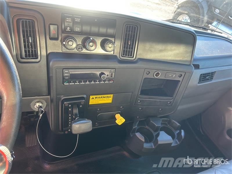International MV607 4x2 Van Truck Skåpbilar