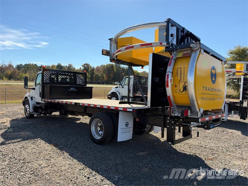 International MV607 4x2 Attenuator Truck Общински/универсални превозни средства