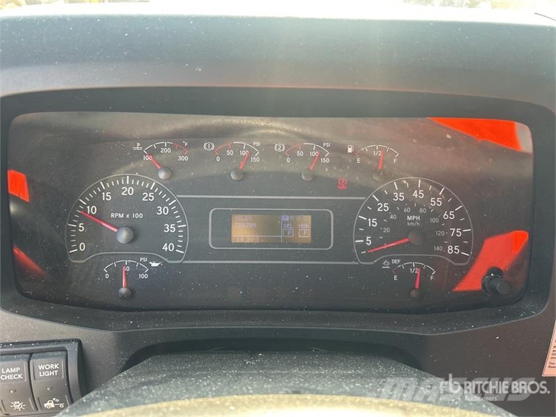 International MV607 4x2 Van Truck Camiones caja cerrada