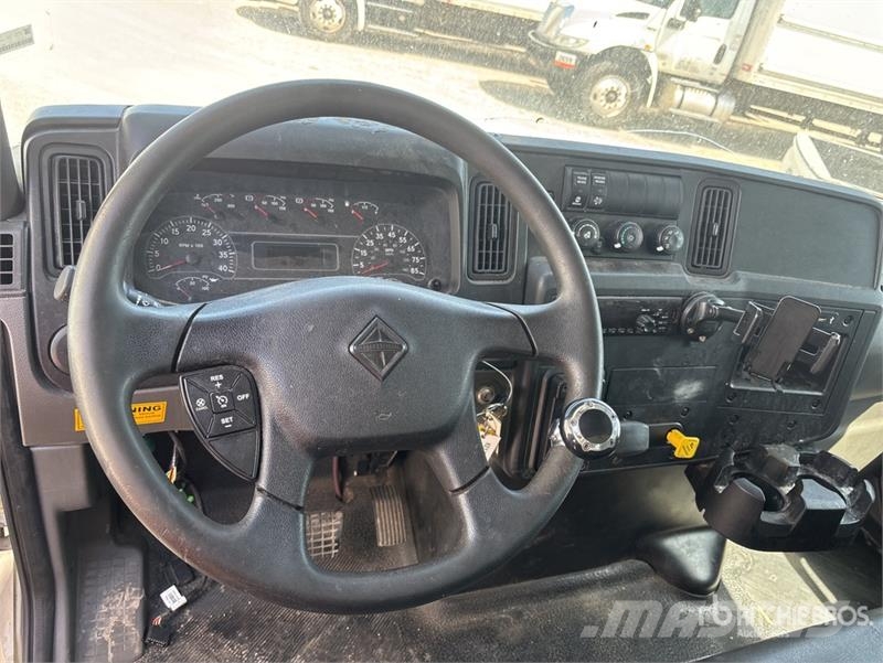 International MV607 4x2 Van Truck (Inoperable) Kofferaufbau