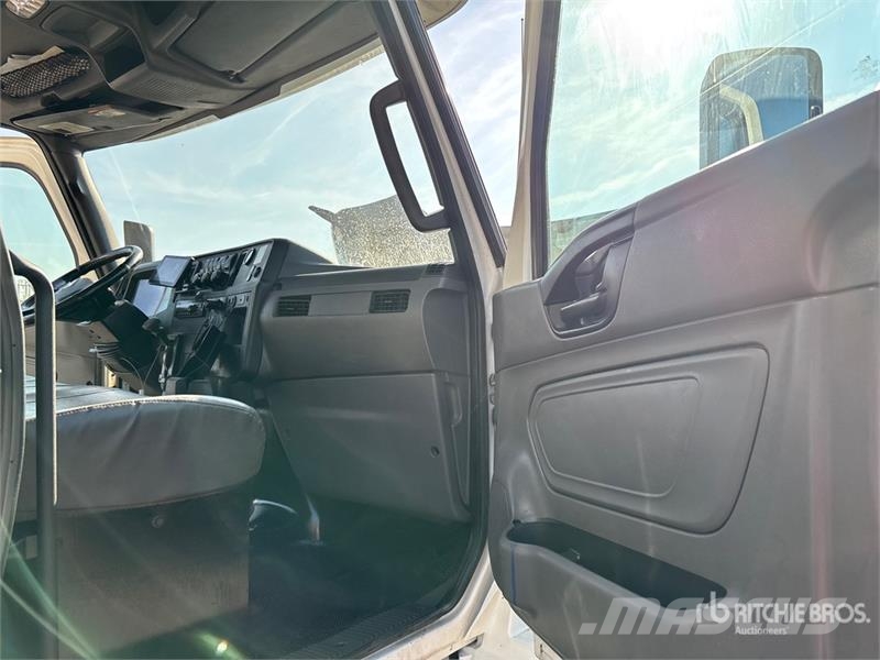International MV607 4x2 Van Truck Fast kasse