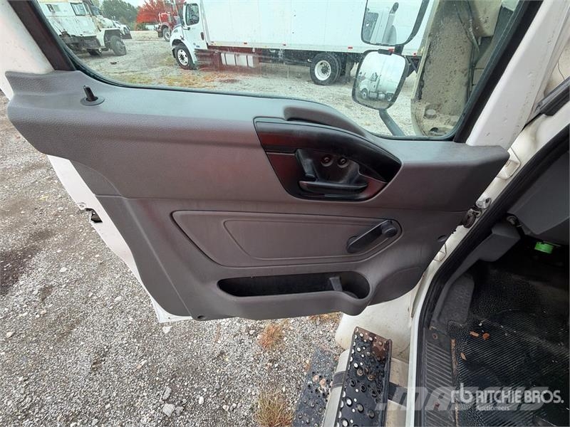 International MV607 4x2 Van Truck Camiones con caja de remolque