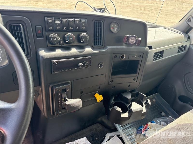 International MV607 4x2 Van Truck Kofferaufbau