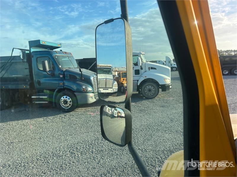 International MV607 4x2 Moving Van Truck Фургони