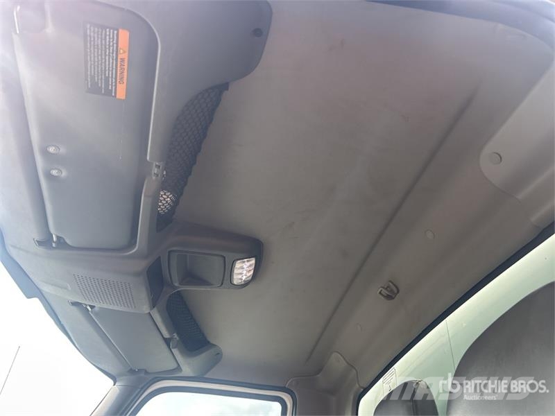 International MV607 4x2 Van Truck Camiones caja cerrada