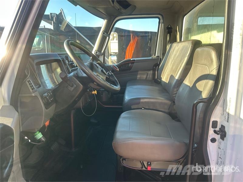 International MV607 4x2 Van Truck Skåpbilar