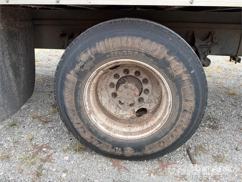 International MV607 4x2 Van Truck Camiones con caja de remolque