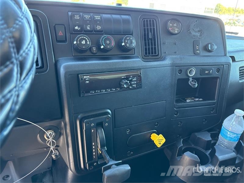 International MV607 4x2 Van Truck Tovornjaki zabojniki