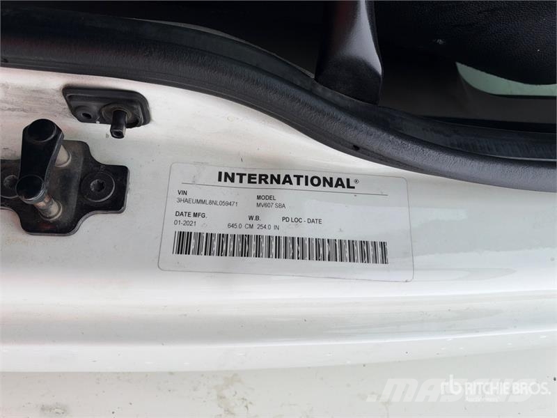 International MV607 4x2 Van Truck Camiones con caja de remolque