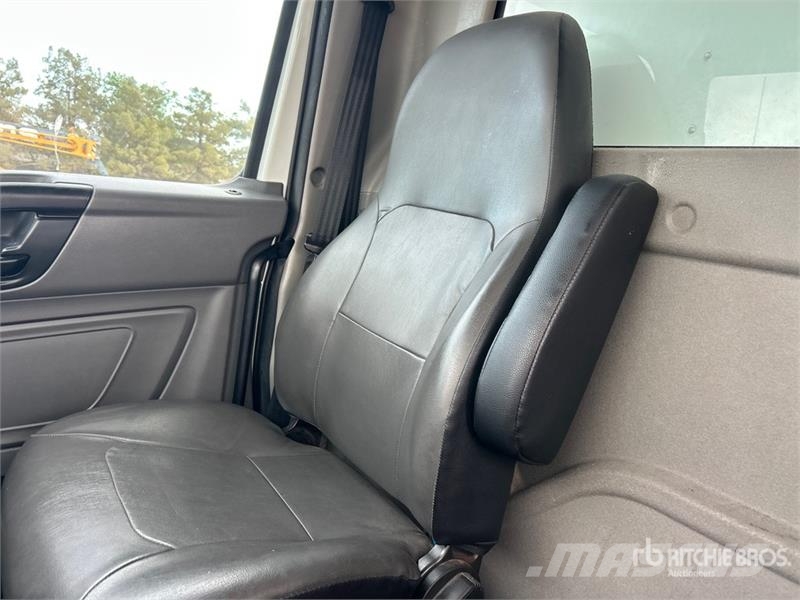 International MV607 4x2 Van Truck Camion cassonati